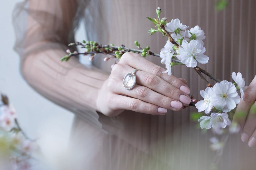 Image of  "One wind for a thousand miles" silver ring with rose quartz  · 万里同風 · 