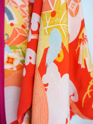 Image of Rød silke kimono med bølger - vendbar