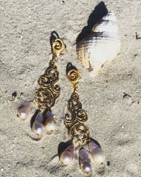 Image 4 of NUAGES BAROQUE Big Earring - 3 Rose Drop Pearls