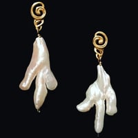 Image 3 of NUAGES BAROQUE Earring Petite - Pearl Coral