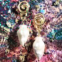 Image 2 of NUAGES BAROQUE Earrings Petite - Jar Pearl 