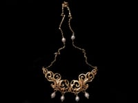 Image 3 of NUAGES BAROQUE Collier - 6 White Pearls