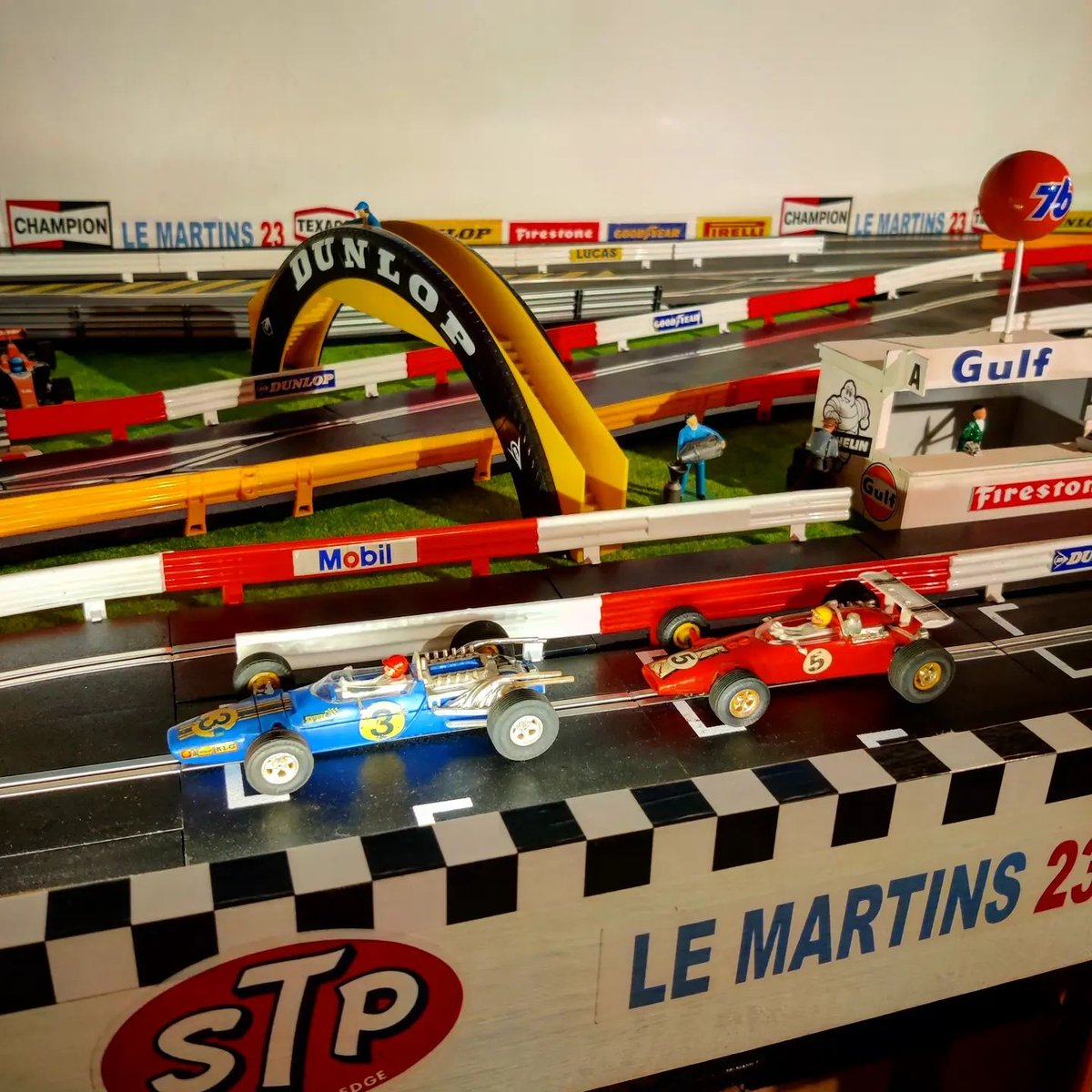 Image of LE MARTINS Raceway SOUVENIR BADGE - BLUE - super rare, super stupid!