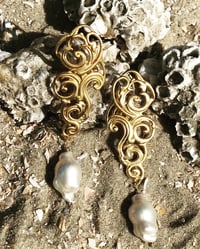 Image 4 of NUAGES BAROQUE Big Solo Earring with Pearl