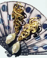 Image 2 of NUAGES BAROQUE Big Solo Earring with Pearl