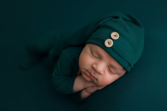 Image of GABRIEL FOOTED PAJAMAS AND SLEEP HAT - NEWBORN SIZE