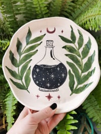 Image 2 of Plato de cerámica con motivos arte wicca.