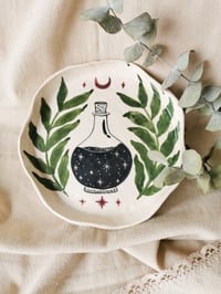 Image 1 of Plato de cerámica con motivos arte wicca.