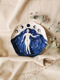 Plato de cerámica con bruja y ciclo lunar