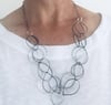Loop necklace in black & Gold
