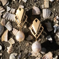 Image 3 of PLISSÉ SILHOUETTE Earring with Pearl