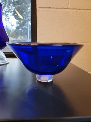 Image of Blue bowl with clear foot 