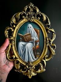 Image 5 of Fantasma leyendo