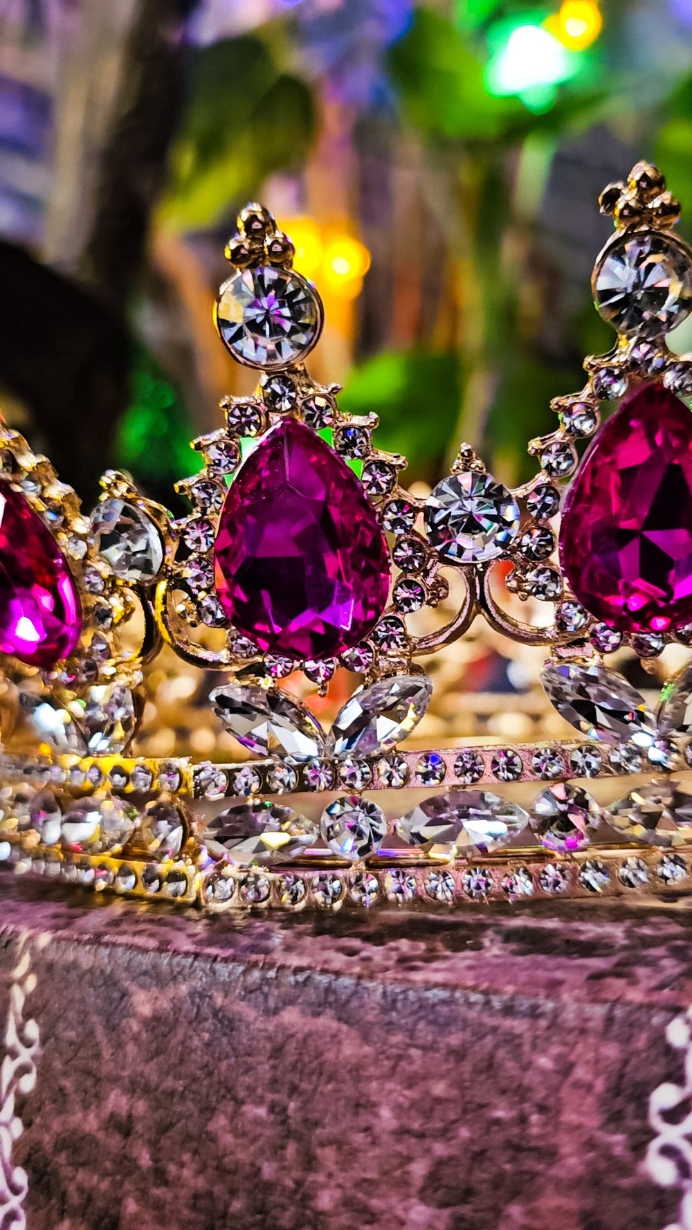 👑The Armored Kingdom Deep Pink Queens Crown (Gold)