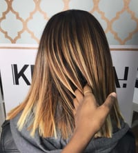 Image 2 of PRECOMMANDE Carré Court balayage 10’