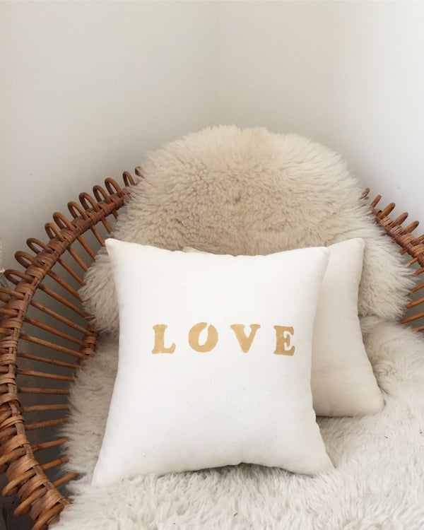 Image of Coussin écru LOVE or 