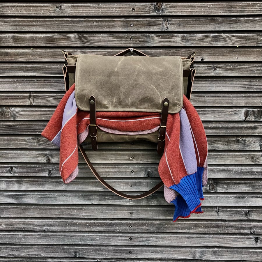 Image of Messenger bag in waxed canvas / Musette / bicycle handle bar bag 