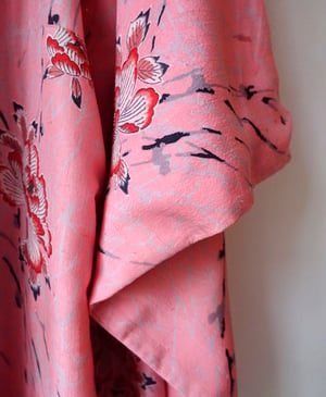 Image of Rosa kimono af råsilke m. peoner