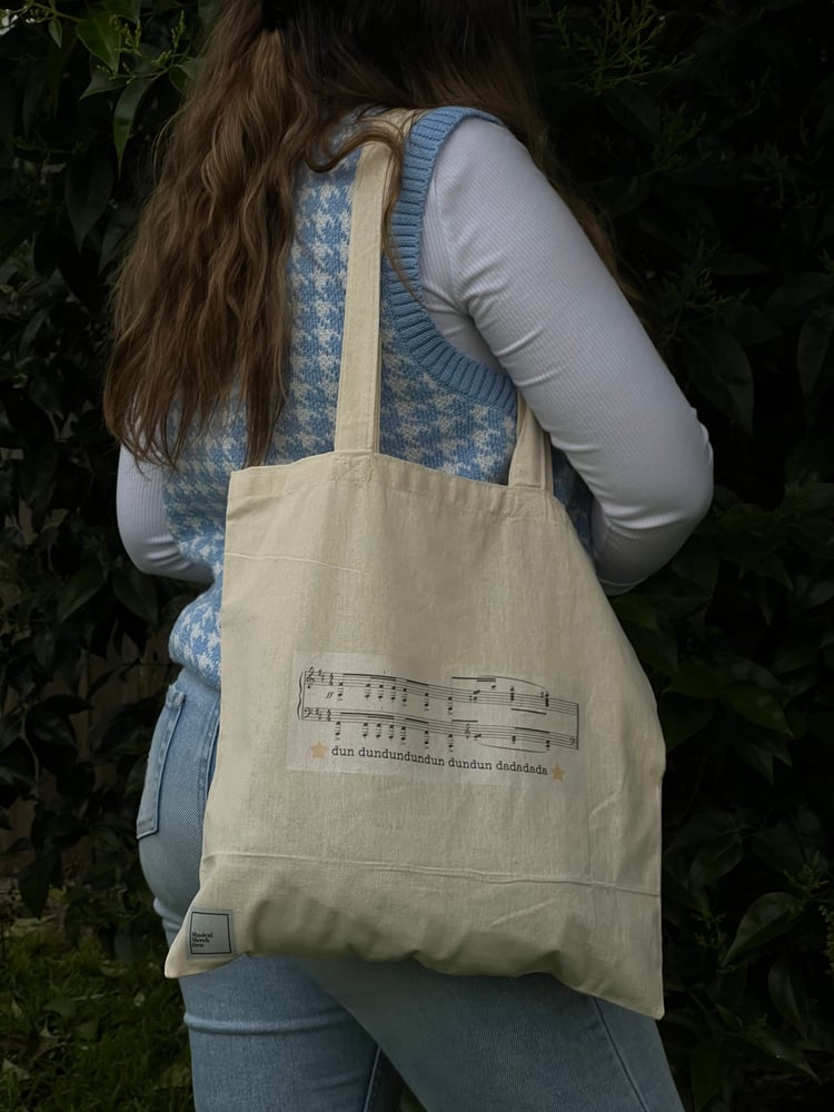 Image of the famous intro - tote