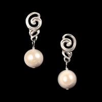 Image 4 of NUAGES BAROQUE Earring Petite - Various Pearls - Gold or Silver
