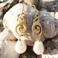 Image 4 of NUAGES BAROQUE Earring Petite - Hook with Pearl