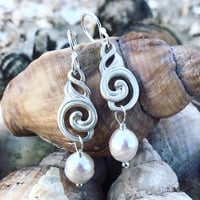 Image 5 of NUAGES BAROQUE Earring Petite - Hook with Pearl