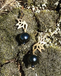 Image 2 of GOTHICA Earring / White SeaShell Pearl