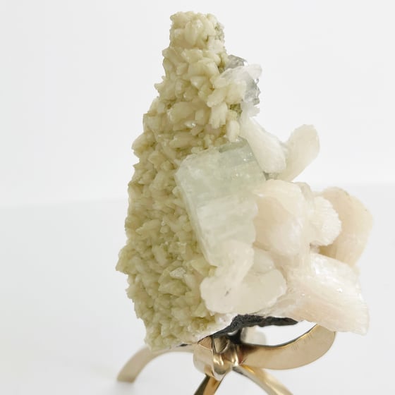 Image of Zeolite no.172 + Brass Claw Stand
