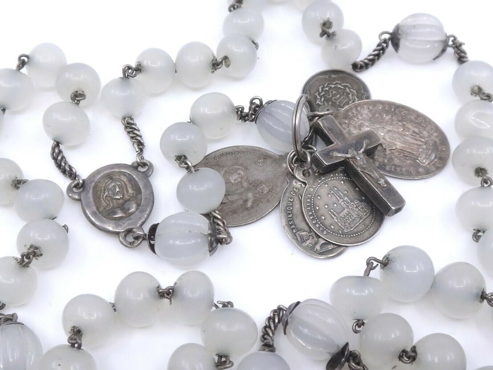 Image of Chapelet ancien en argent massif et perles d'opaline blanche époque XIXe