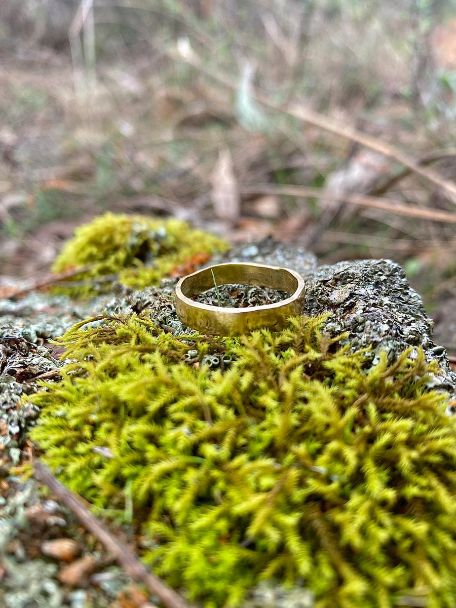 Image of Flat Hammered Band - Gold
