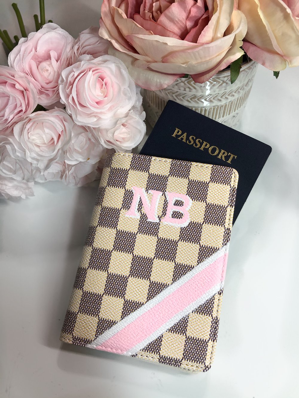 Perle mikrocomputer rækkevidde Passport cover hand painted | Reign Luxury