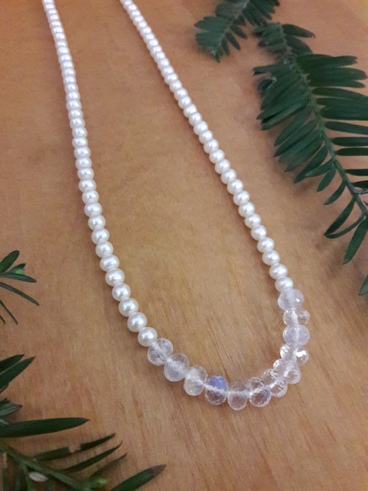 Image of Rainbow Moonstones & Pearls 4IF