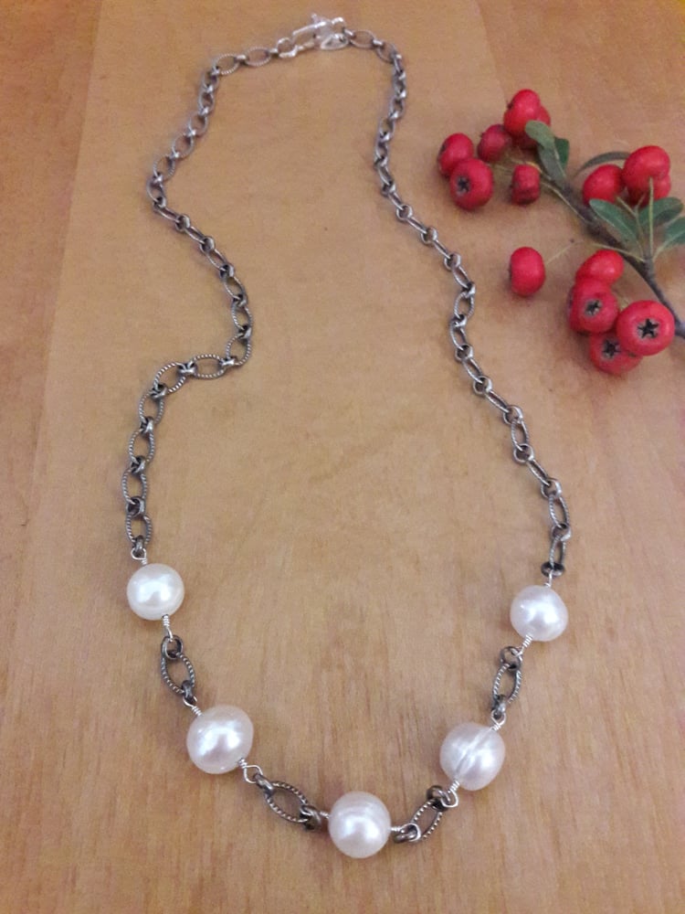 Image of 5 White Pearls 4QT