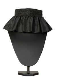 BLACK COLLAR WITH SINGLE FRILL