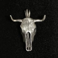 Image 1 of Colgante de cráneo de vaca. Acabado mate / Cow skull pendant. Matte finish
