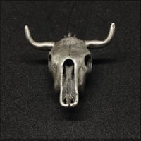 Image 2 of Colgante de cráneo de vaca. Acabado mate / Cow skull pendant. Matte finish