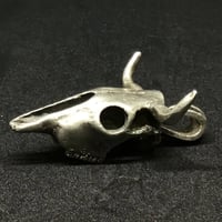 Image 3 of Colgante de cráneo de vaca. Acabado mate / Cow skull pendant. Matte finish