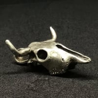 Image 4 of Colgante de cráneo de vaca. Acabado mate / Cow skull pendant. Matte finish