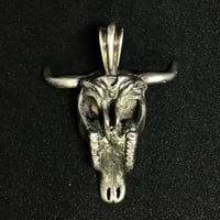 Image 5 of Colgante de cráneo de vaca. Acabado mate / Cow skull pendant. Matte finish