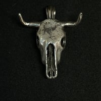Image 1 of Colgante de cráneo de vaca. Acabado pulido / Cow skull pendant. Polished finish
