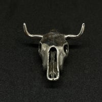 Image 2 of Colgante de cráneo de vaca. Acabado pulido / Cow skull pendant. Polished finish