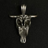 Image 3 of Colgante de cráneo de vaca. Acabado pulido / Cow skull pendant. Polished finish