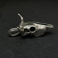 Image 4 of Colgante de cráneo de vaca. Acabado pulido / Cow skull pendant. Polished finish