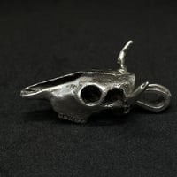 Image 5 of Colgante de cráneo de vaca. Acabado pulido / Cow skull pendant. Polished finish