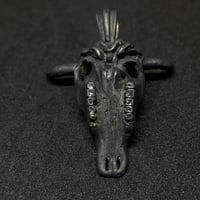 Image 2 of Colgante de cráneo de vaca. Acabado oscuro / Cow skull pendant. Dark finish
