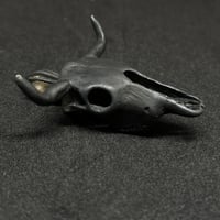 Image 3 of Colgante de cráneo de vaca. Acabado oscuro / Cow skull pendant. Dark finish