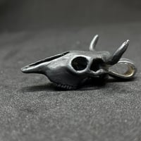 Image 4 of Colgante de cráneo de vaca. Acabado oscuro / Cow skull pendant. Dark finish