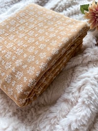 Image 4 of Tissu Double Gaze Gaufrée Meesya Camel/blanc