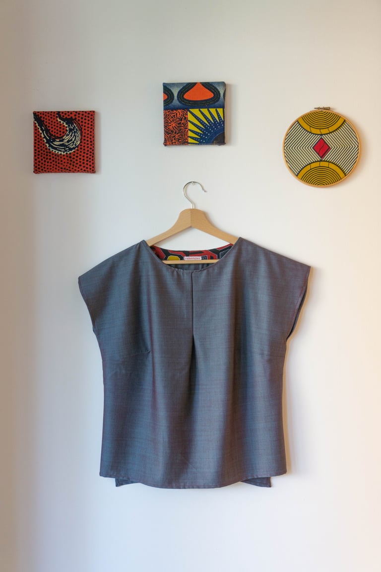 Blusa in frescolana cangiante azzurro con dettagli in tessuto wax