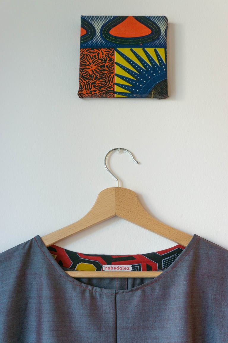 Blusa in frescolana cangiante azzurro con dettagli in tessuto wax Image 2